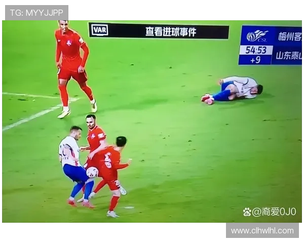 罗德里戈禁区遭侵犯小腿受击倒地VAR却选择沉默引发争议